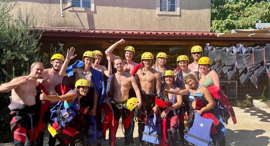 Groepsfoto rivertubing activiteit Groepsfoto rivertubing activiteit